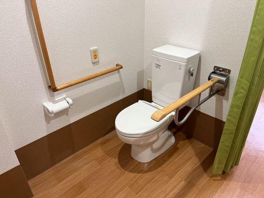 バリアフリー設計のトイレ