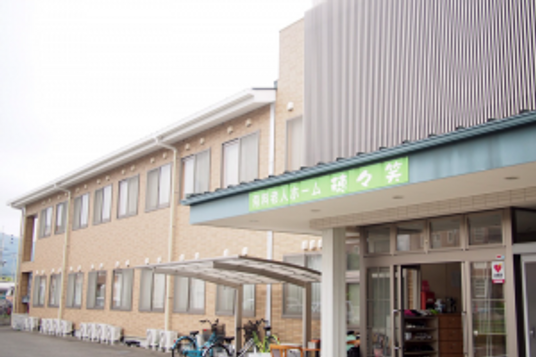 活気ある施設の外観