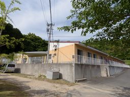 黄色い建物と緑の木々