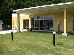 黄色い外壁の明るい建物