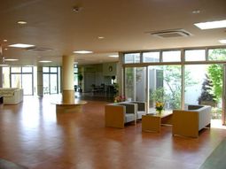 広々とした明るいロビー