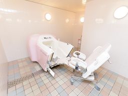 清潔な浴室と介護用バス