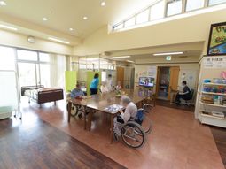 明るい共有ダイニングスペース