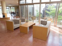 明るい休憩スペースの一角