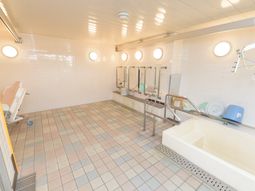 明るい浴室の様子