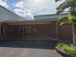 赤レンガの建物エントランス