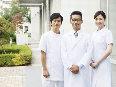 笑顔のスタッフ三人