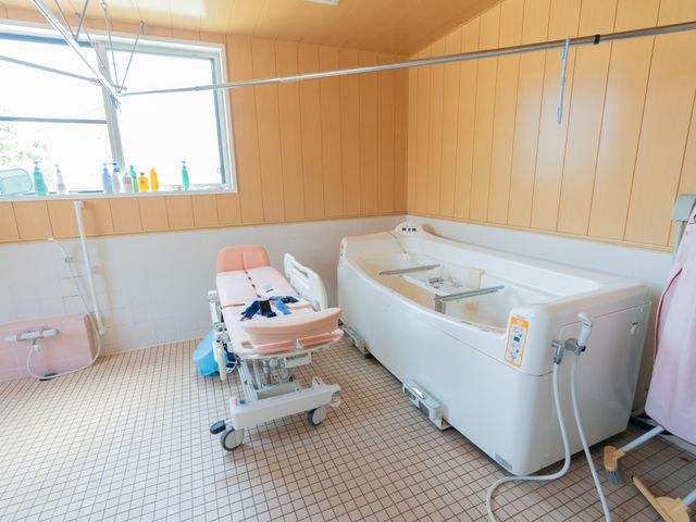 広々とした浴室 浴室 自然光が差し込む明るい空間で、福祉用具が使いやすく整備されています。リラックスした入浴が可能です。