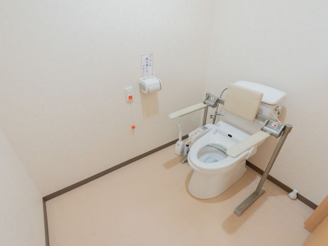 使いやすいトイレ トイレ 広々とした空間で、手すり付きの快適なトイレです。安心して利用できます。