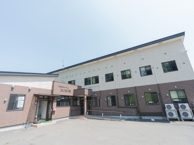 施設の外観 外観 広々とした駐車スペースがある施設の入口周辺です。安心して働ける快適な環境です。