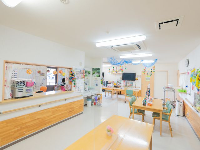 明るい共有スペース 多目的室 自然光がたっぷり入り、作業や交流に適した広々とした空間です。アクティビティを楽しめます。