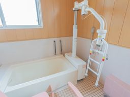 リフト付きの入浴設備