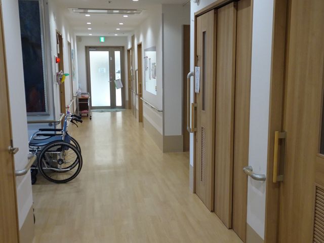 広々とした通路とドア 廊下 広い通路と清潔な環境が整った施設で、多くの方に支持されるケアを提供しませんか。