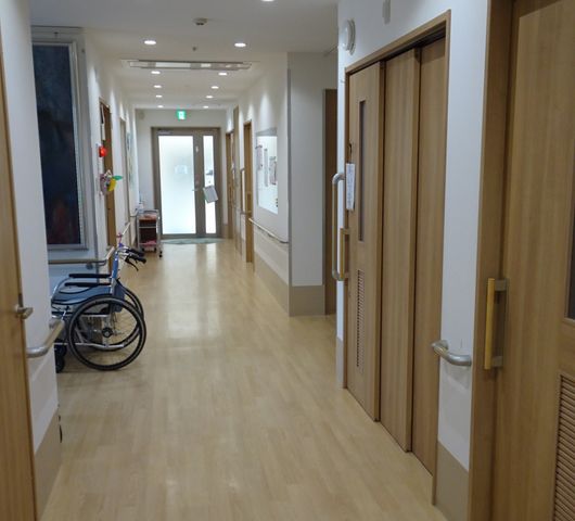 広々とした通路とドア 廊下 広い通路と清潔な環境が整った施設で、多くの方に支持されるケアを提供しませんか。