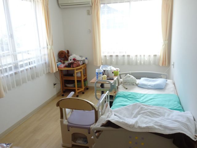 きれいな居室の様子 居室 手入れの行き届いた居室で、快適な環境を提供するお手伝いをしませんか。明るい雰囲気です。