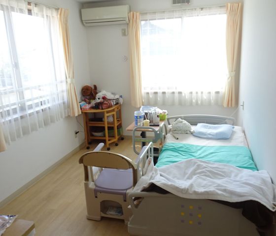 きれいな居室の様子 居室 手入れの行き届いた居室で、快適な環境を提供するお手伝いをしませんか。明るい雰囲気です。