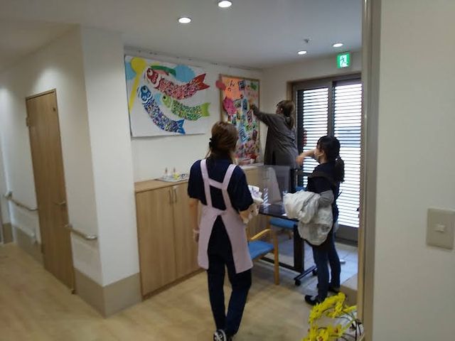 スタッフの活動風景 廊下 明るい廊下で、スタッフが手を取り合って装飾を行う、チームワークの良い職場です。