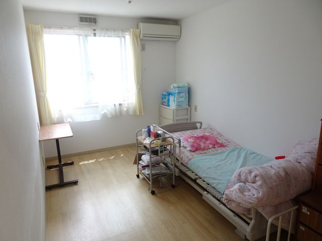 居室のケアの現場 居室 清潔で明るい居室でのケアを通じて、ご入居者の快適な生活をサポートしてください。