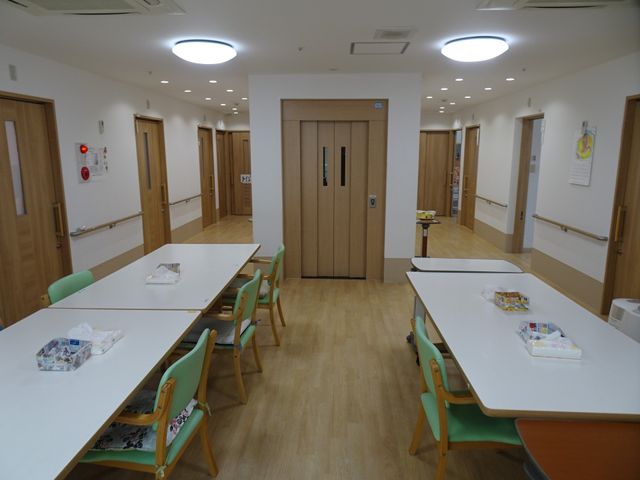 明るく清潔な食堂の仕事 食堂 広々とした食堂での勤務を通じ、入居者の方々の豊かな食生活を支えましょう。