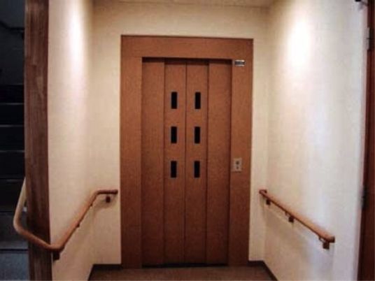 手すり付きのエレベーター入口