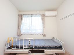 ベッドと窓のある部屋