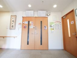 案内板と扉のある廊下