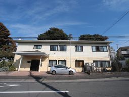 明るい日差しの建物外観