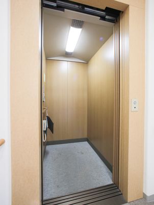 広々とした明るいエレベーター