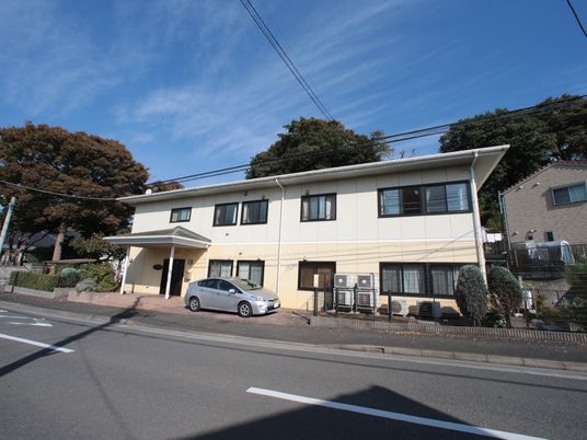 明るい街中の建物外観