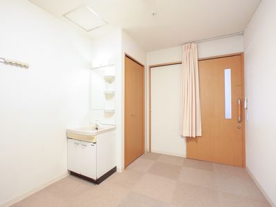 居室の洗面台と入口