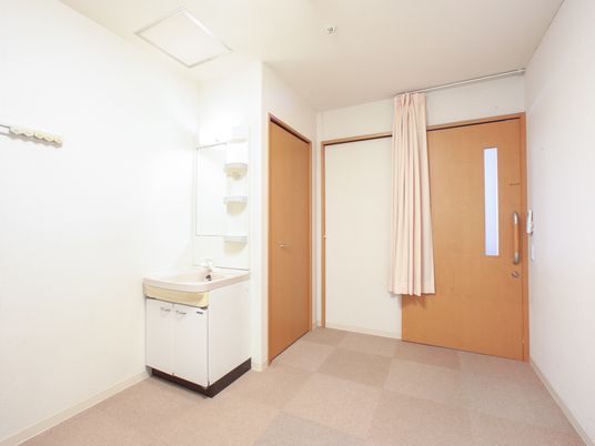 居室の洗面台と入口