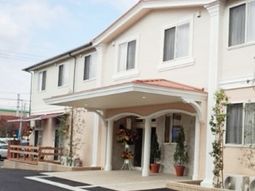 明るいエントランスの建物