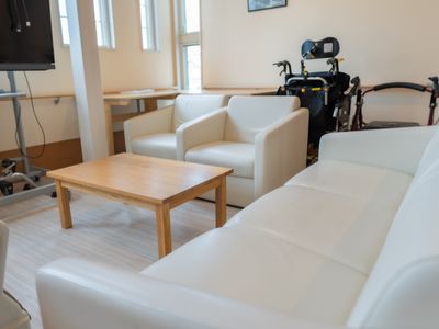 白いソファとテーブルの空間
