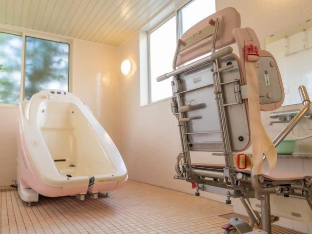バリアフリー設計の浴室 浴室 天窓から光が差し込む明るい設備が整ったバリアフリーの浴室です。利用者の安全と利便性を考慮したリフトが備えられています。