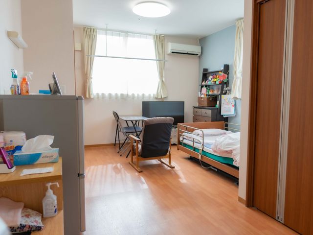 明るい個室の居室 居室 日当たりが良く、落ち着いた雰囲気の個室です。個人のスペースを大切にしながら安心して過ごせる環境が整っています。