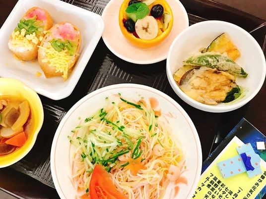 カラフルな手作り料理