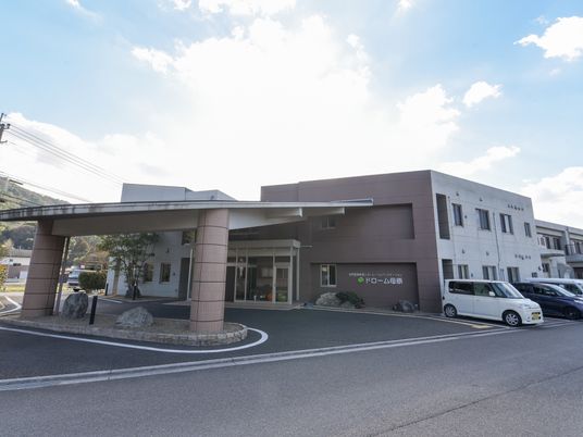 広々とした明るいエントランス