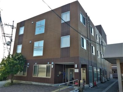 茶色の外観の建物
