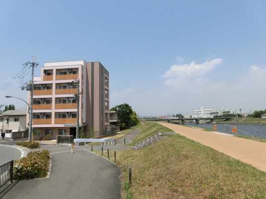 自然豊かな立地の施設