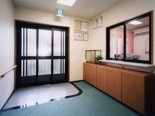 清潔感のある明るいエントランス