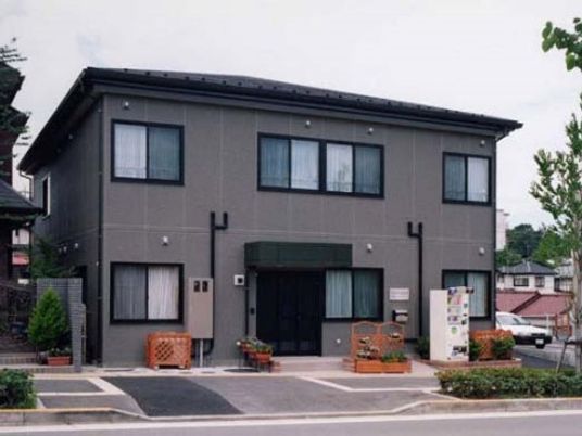 落ち着いた色合いの外観