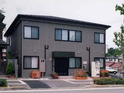 落ち着いた色合いの外観