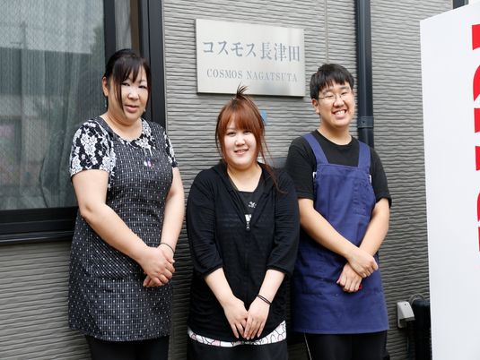 笑顔のスタッフ３人立ち姿