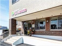 明るい施設のエントランス