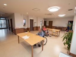 明るいラウンジの様子