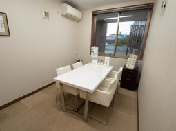 会議用テーブルと椅子