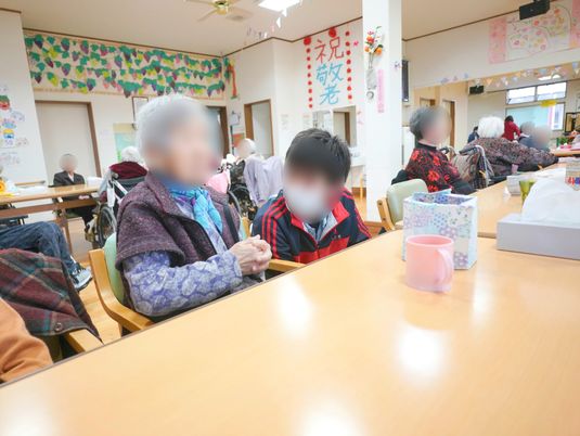 明るい共有ダイニング空間