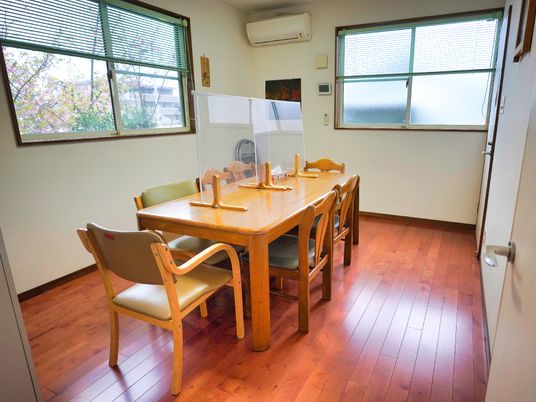 木製のテーブルと椅子の部屋