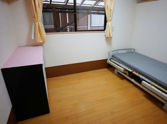 居室のベッドと座席