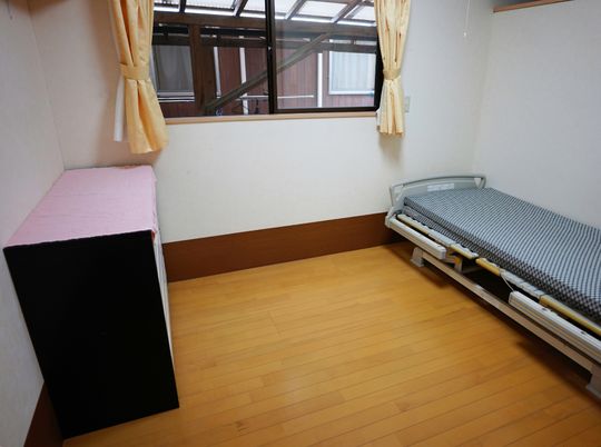 居室のベッドと座席